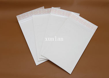 白いクラフト紙の郵送物の封筒、小さい包装のクラフトの船積みの封筒